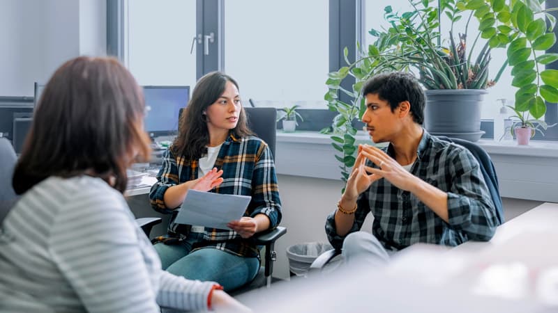 Supply Chain Stock Manager Discussing With The Team